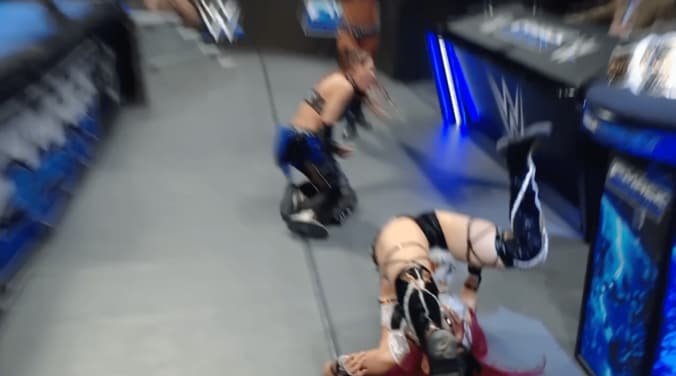 ジュリアの場外ドロップキックでイヨが“開脚受け身”