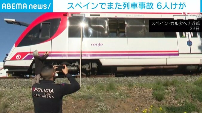 窓ガラスが割れた列車