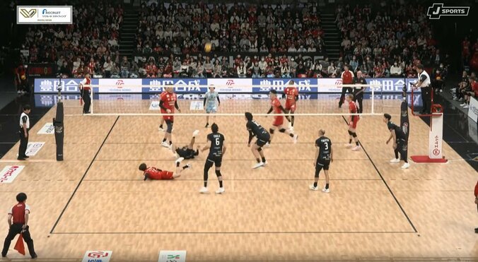 オーバーヘッドでレシーブの離れ業