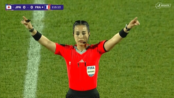 驚愕！ 日本代表DFの“完璧タックル”がまさかのPK？「ダメ元すぎるやろ」フランスの映像判定要求にSNS騒然「明らかにノーファウル」【U-20W杯】 5枚目