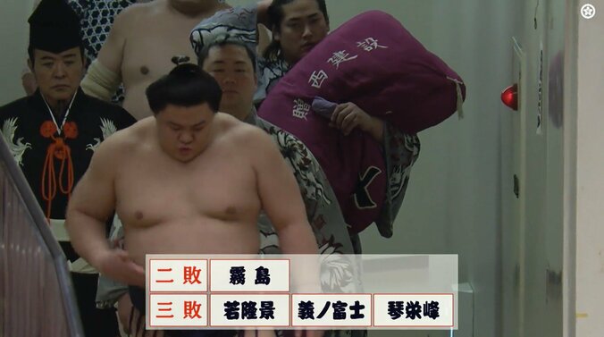 「義ノ富士の後ろにまたイケメン」花道奥、偶然の光景にファン熱視線 “ざんばら”髪の若手力士「さすがに目立つ」 4枚目