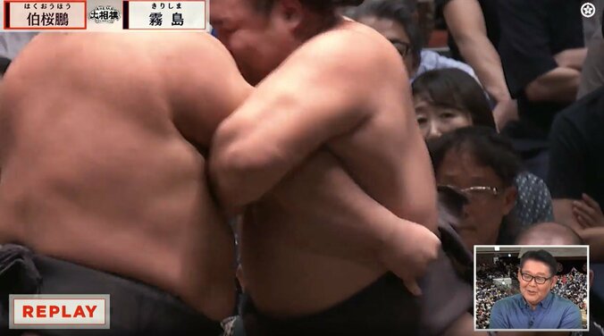 霧島に腕を極められる伯桜鵬