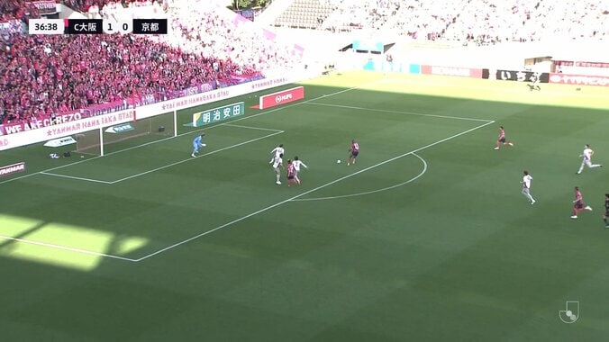 嘘だろ？“ゴールライン上のマジシャン”が衝撃ヘッドで“神クリア”「凄すぎやろ」「ベストセーブきた！」 3枚目