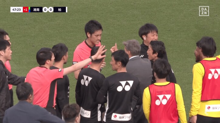 【写真・画像】Ｊリーグで“疑惑の判定”「何のためのVARだよ！」「また誤審被害」「これでハンドは…」レイソル監督が激昂→相手サポも同情「柏はキレていい」SNS騒然　2枚目