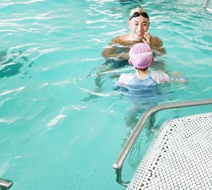  市川海老蔵、子ども達とプールを楽しむ姿を公開「爽やかな笑顔」「自然体で素敵」の声 