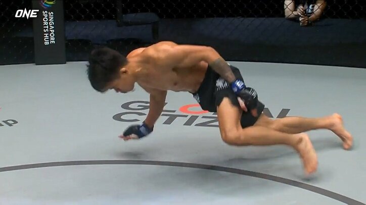 レフェリーが反則アピールをガン無視！ 直後に戦意喪失の衝撃KO「アピールしすぎ」放送席から苦言も