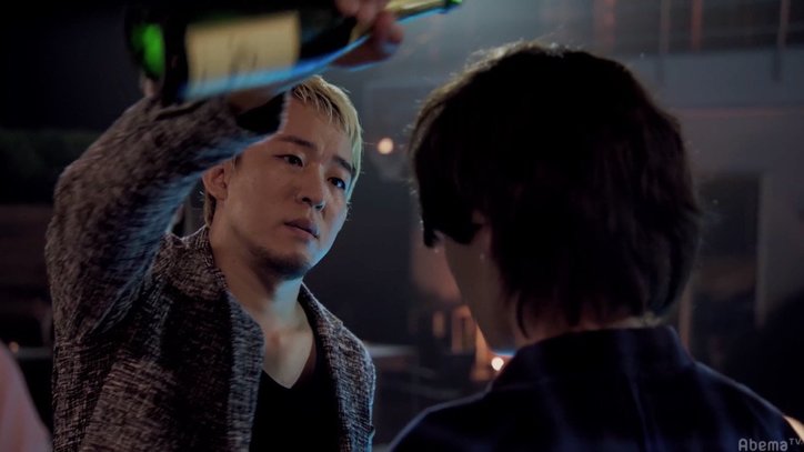 新川優愛が主演ドラマで体当たり演技　レザーを着たままプールへダイブ！