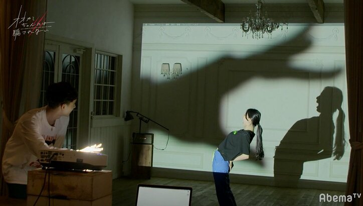 2人っきりの作業場で…モテ女・ミチの大胆行動に横澤夏子ら絶叫「ちょっとスゴイ…」『オオカミちゃん』第3話