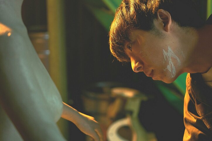 真剣な目つきでラブドールを造る高橋一生…映画『ロマンスドール』より場面写真解禁