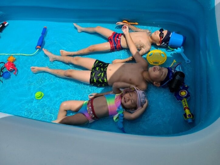 小原正子、自宅プールで遊ぶ子ども達を公開「癒やされます」「仲良し」の声