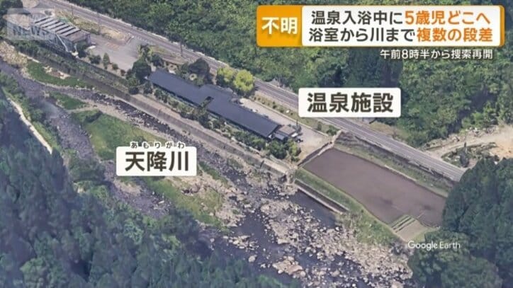 温泉施設の近くには川