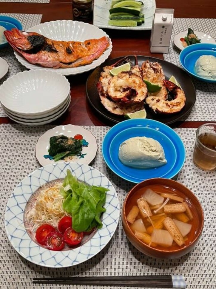  花田虎上、家族が夢中で食べた夕食を公開「めちゃくちゃ豪華」「夢のような食卓」の声 