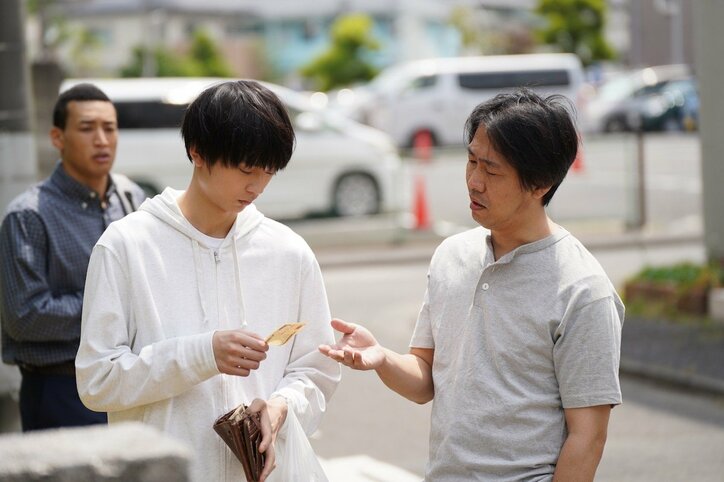 「先生、僕の代わりにおじいちゃんのおむつ変えれます？」学校に通えないヤングケアラーの切実な問いが胸に突き刺さる 『覆面D』が切り込む社会問題