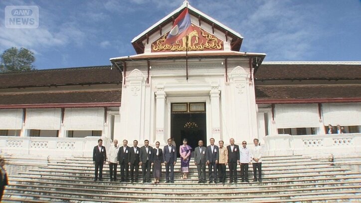 【写真まとめ】民族衣装をまとって　笑顔にあふれた愛子さまのラオス訪問の様子をたっぷりと　端正なペールブルーで出発　乾杯は華やかなピンクで　そのファッションにも注目【初の外国公式訪問】