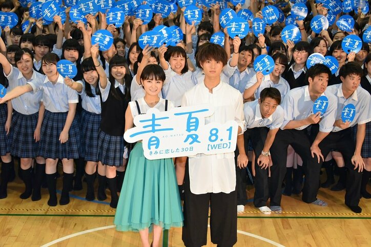 葵わかな&佐野勇斗、高校の終業式にサプライズ登場!佐野は高校時代「めっちゃ遊んでた」