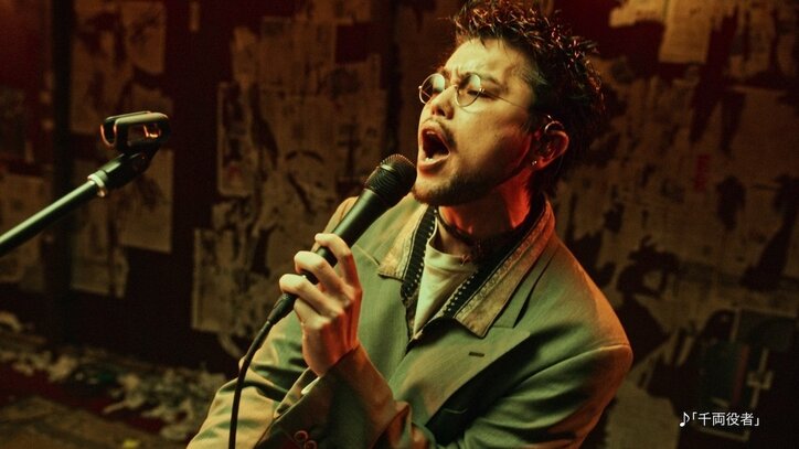 佐藤健、King Gnuと初共演で「千両役者」の激しいパフォーマンスに酔いしれる