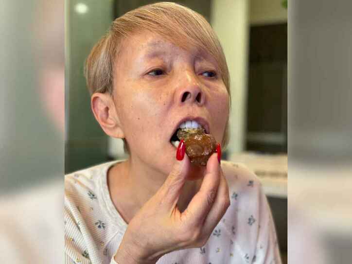 【写真】お菓子を食べる研ナオコさん。