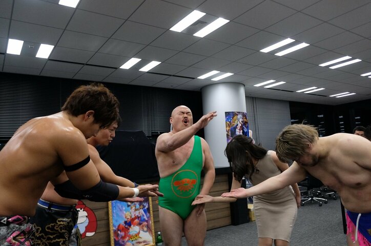 那須川天心、クロちゃんを“ケツキック”葬　もんどり打ったクロちゃん「やばい、何か出そう…」