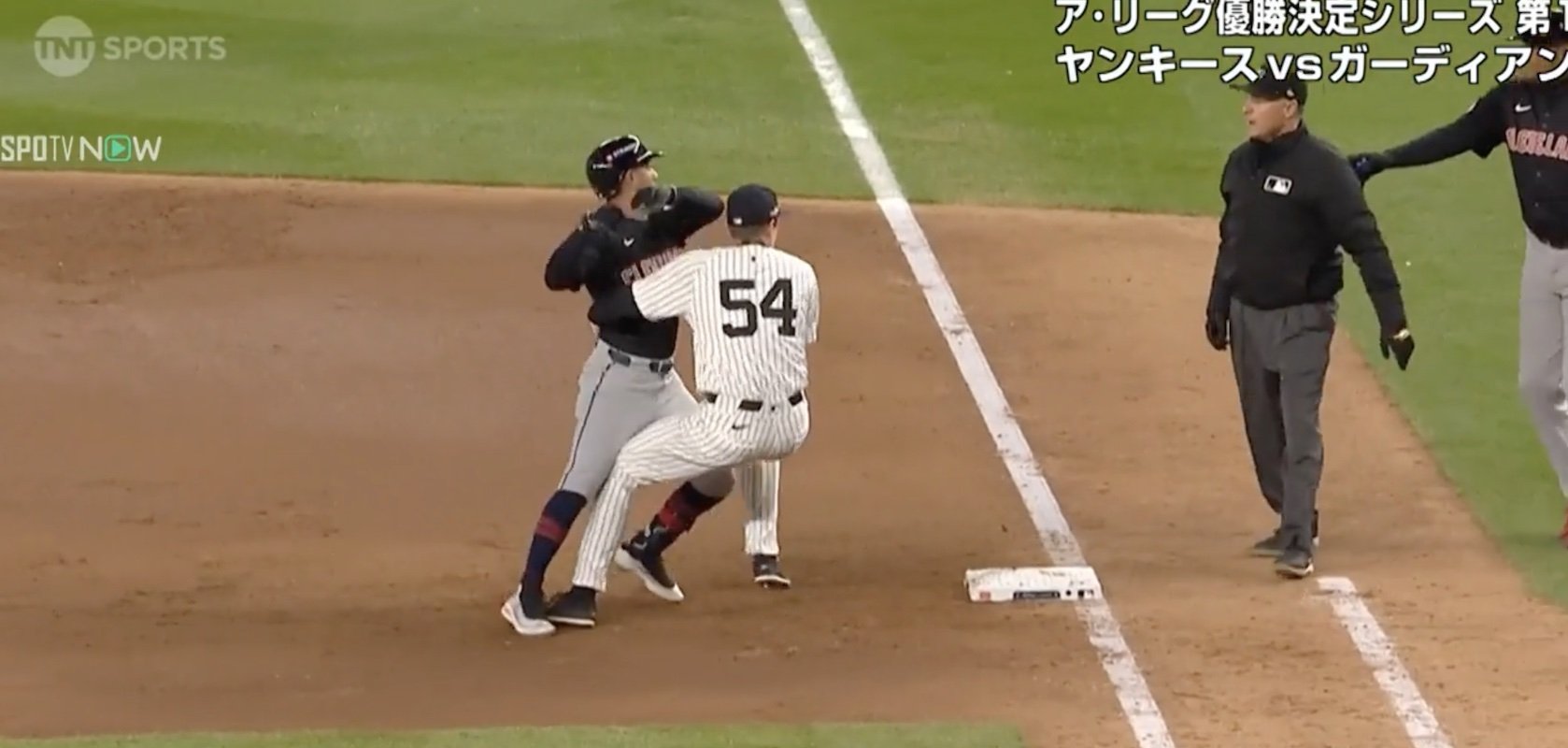 やりすぎ? “過激走塁”に「当たり屋かよ」 審判も混乱… 物議を醸す“走塁妨害”に「ズル賢いな」「色々アカンw」 野球 ABEMA