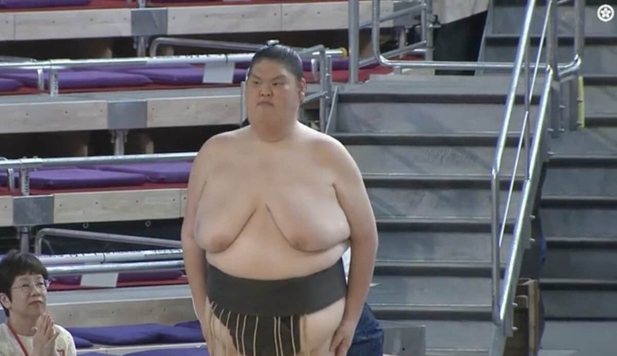 私より足細いかも」体重164キロの大柄力士、“ほっそり”美脚にファン