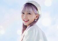 「天使」「優勝」「神」NiziU・マユカ、パープルヘアがキュートな振り向きショットに称賛の声