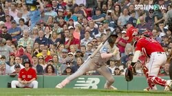 場内騒然！ ボールと思ってバット引く→足首に死球直撃 MLBで打者“悶絶”の痛すぎるハプニング