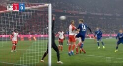 「世界最高の技」「神すぎる！」超至近距離シュートを片手一本で“神セーブ”を炸裂した瞬間　絶体絶命のピンチに王者バイエルンの守護神がビッグセーブ連発