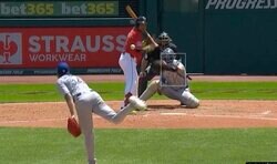 報復された？ 両軍主砲がとんでもない死球をぶつけられる「どうなってんだよ」「すげえな」 やられたらやり返す… 危険すぎる死球合戦が勃発