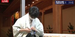 羽織に手こずる藤井聡太棋聖にファン「かわいすぎる」とギャップ萌え 解説棋士も思わず“親戚目線”に