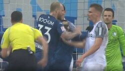 「ボックス内は戦場」「ブンデスの球際の激しさ」 あわや乱闘寸前も！一発退場者、イエローカード合計6枚が出る荒れた試合に