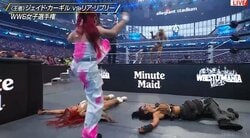 イヨ・スカイ、レッスルマニア“電撃参戦”でリアの窮地を救う！ 介入での数的不利に駆け付け華麗な“ムーンサルト”で敵二人を一蹴 王座獲得をお膳立て