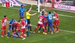 遅延行為にブチギレ！ 堂安律が慌てて止める乱闘勃発…「ボール寄越せや」と押し倒す→揉み合いに発展の一部始終「やめろやめろー」「落ち着くんだ」