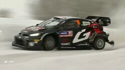 「キター」「Go!!! Taka!!!!」日本人ラリードライバー、雪壁“削る”豪快ドリフトで猛プッシュ 総合トップの激走にファン熱狂