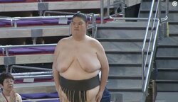 「私より足細いかも」体重164キロの大柄力士、“ほっそり”美脚にファン注目「肌もキレイ」