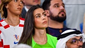クロアチア、W杯3位！守護神リヴァコヴィッチは美人妻と喜ぶ