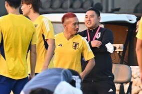 ドイツ戦前日練習に長友佑都が決意の赤髪で登場！「勝つよ！」と周囲に気合いを注入