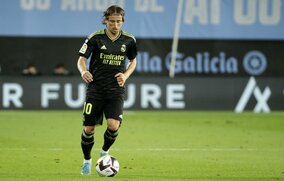 モドリッチ、超絶プレーで交代時に「敵地でスタンディングオベーション」を受ける! “圧巻ミドル”と”カウンター弾お膳立て”で勝利に貢献