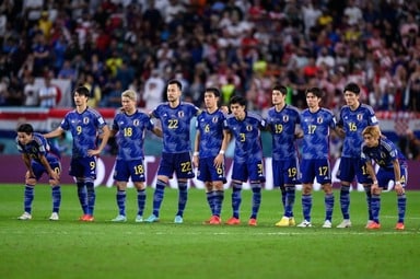 日本代表が歓喜に沸くなか、三笘薫のユニホームをもらいに来たスペイン