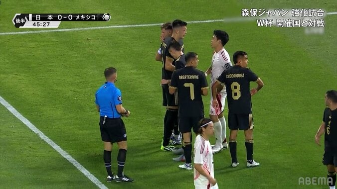 「レーザー飛ばされてない？」危険プレーに抗議中の日本代表キャプテンが狙われファン怒り「航に当てるのやめろよ」 4枚目