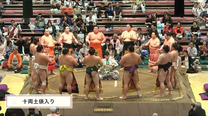 力士の隙間から着物姿の美人女優が“チラリ、チラリ” 十両土俵入りで“ただならぬ”存在感と気品 4枚目
