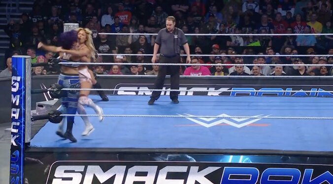 全身で“体当たりハグ”