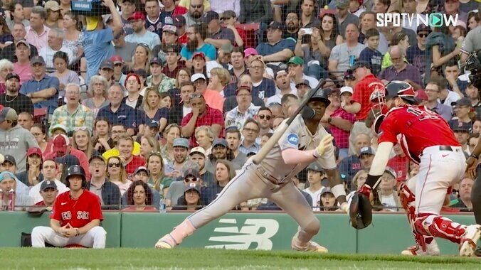 場内騒然！ ボールと思ってバット引く→足首に死球直撃 MLBで打者“悶絶”の痛すぎるハプニング 1枚目