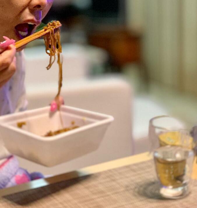  研ナオコの夫、カップ麺を堪能する妻の姿を公開「SAで良く食べるやつ」  1枚目