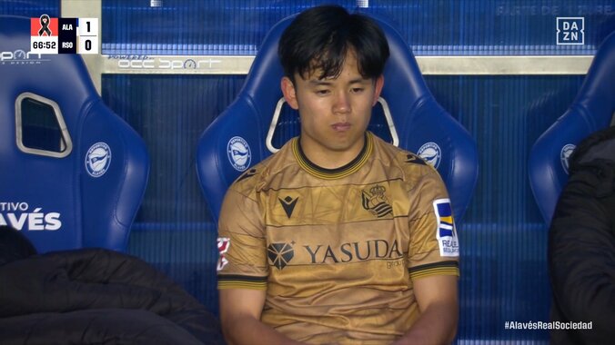 「誰か久保をソシエダから救ってくれ」ベンチで“茫然”の久保建英に海外ファンも同情の声「移籍が必要だ」「イマノルが無能すぎる」交代させたソシエダ指揮官に批判噴出 5枚目