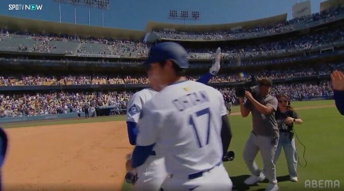 劇的サヨナラでド軍ナインがお祭り騒ぎ！「大谷さんの激走も素晴らしい」殊勲打のフリーマンに「ポンっ」大谷が労う“歓喜の瞬間” 2枚目