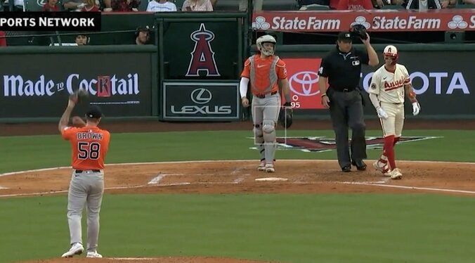 【写真・画像】球場騒然！ 大谷翔平、死球直後に敵軍ベンチに向かう…“まさかの光景”「すげえな」予想外のリアクションが話題に「ただの聖人か」「人間性もMVP」　1枚目