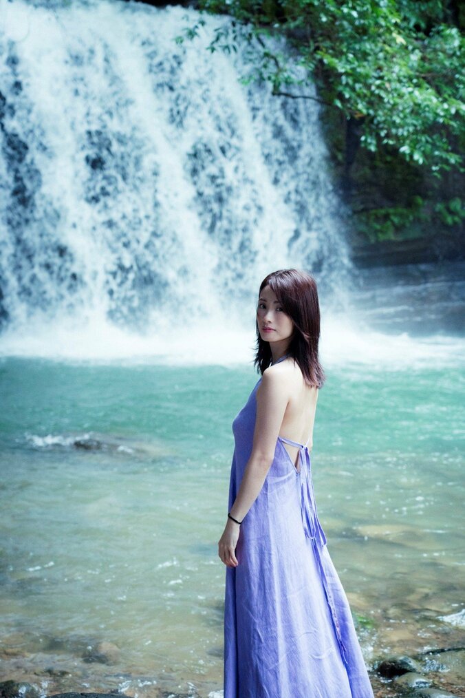 上戸彩15年ぶり写真集『Midday Reverie』 表紙が決定 多彩な魅力が満載の“珠玉の一冊” 3枚目