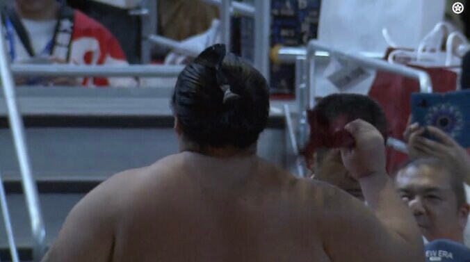 さがりで自らを叩く悔しそうな熱海富士