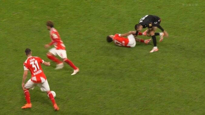 「もろに足削ってる」佐野海舟、危機一髪「結構えぐいタックルやん」超危険な足裏キックをギリギリ回避も味方選手が被害に 3枚目