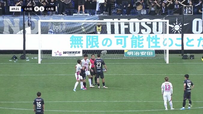 大阪ダービーで“幻の同点弾”「ツインシュートゆえに」「オフサイドそこ！？」痛恨のPK失敗→こぼれ球でネット揺らすもVARでノーゴールに「難しいジャッジ」 4枚目